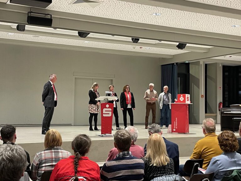 Gute Laune beim diesjährigen Ehrenamtsforum in der Aula der Sekundarschule Alpen